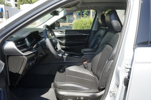 Used 2023 Jeep Grand Cherokee 4WD 4xe w/ Luxury Tech Group II image 17