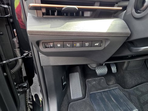 Used 2024 Nissan Ariya AWD image 18