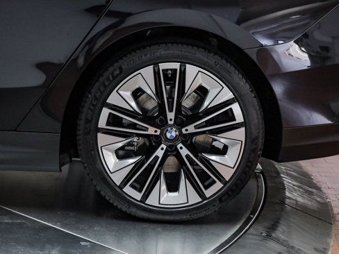 New 2026 BMW i5 eDrive40 w/ Premium Package image 11