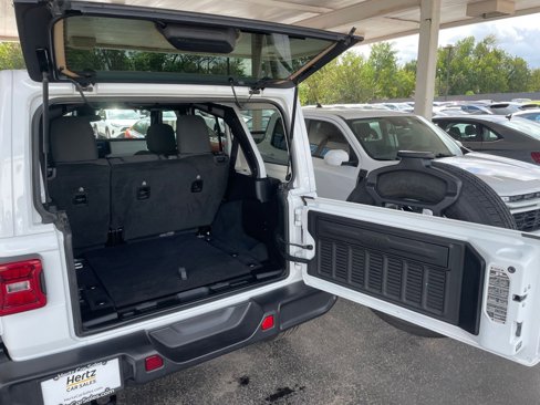 Used 2025 Jeep Wrangler Sahara image 30