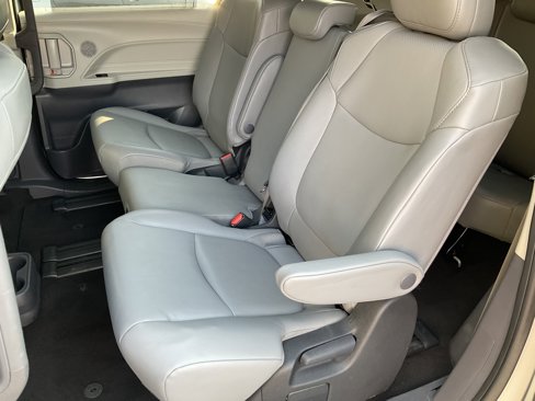 Used 2024 Toyota Sienna XLE image 31