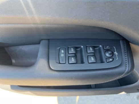 Certified 2025 Volvo XC60 B5 Plus image 12
