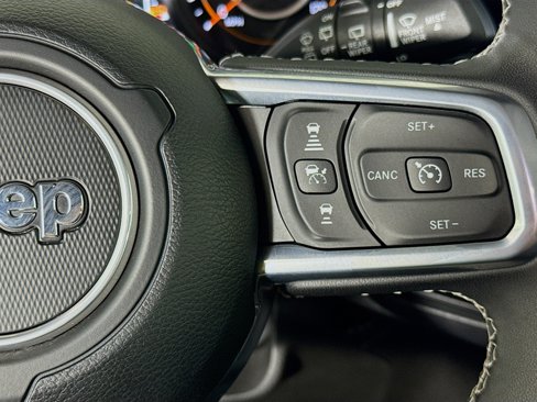 Used 2025 Jeep Wrangler Sahara image 14