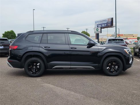 New 2025 Volkswagen Atlas Peak Edition SE image 2