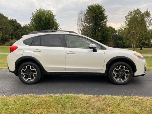 Used 2017 Subaru Crosstrek 2.0i Premium w/ Moonroof Package image 5