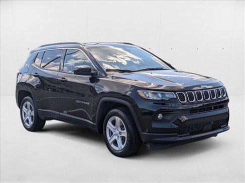 Used 2024 Jeep Compass Latitude image 3