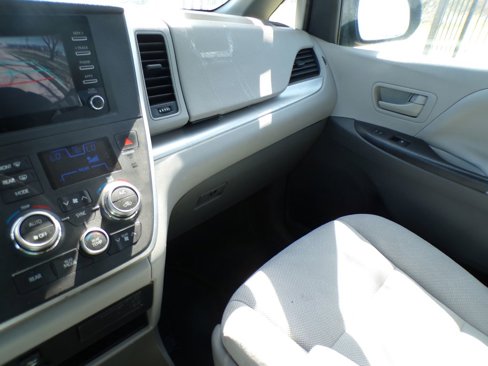 Used 2020 Toyota Sienna L image 29