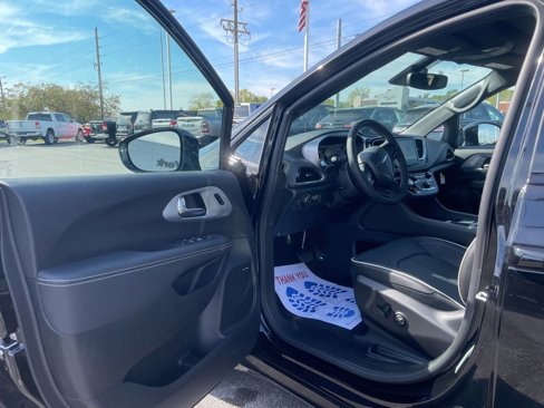 New 2026 Chrysler Pacifica Limited w/ Uconnect Theater Family Group image 15