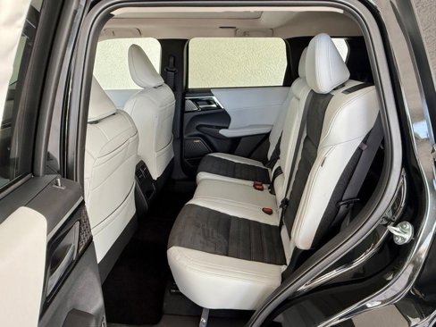 New 2025 Mitsubishi Outlander SE image 13
