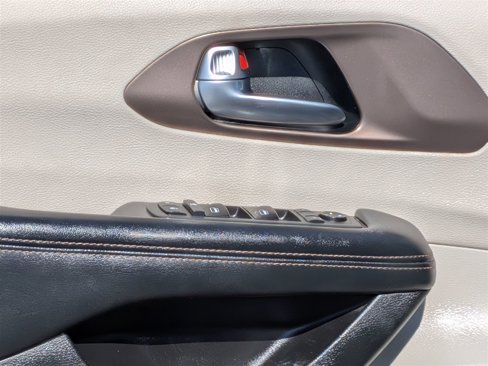 Used 2019 Chrysler Pacifica Touring-L image 13