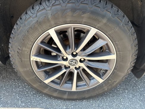 Used 2019 Toyota Highlander XLE image 21