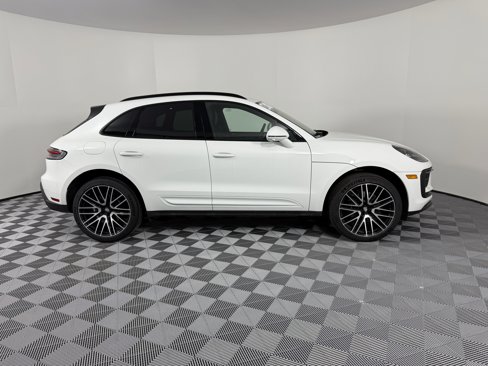 Certified 2025 Porsche Macan image 8