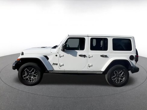 Used 2025 Jeep Wrangler Sahara image 4