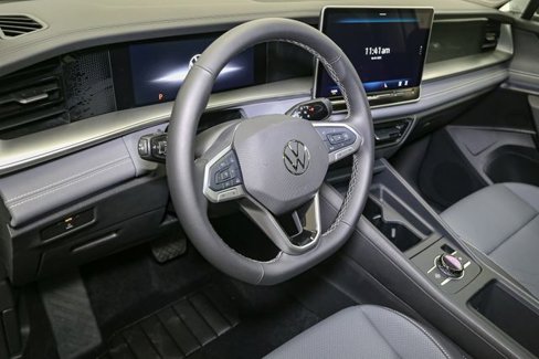 New 2025 Volkswagen Tiguan SE image 18