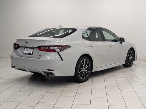 Used 2024 Toyota Camry SE image 7