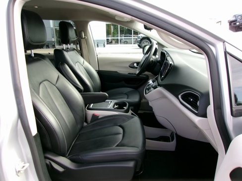 Used 2024 Chrysler Pacifica Touring-L image 19