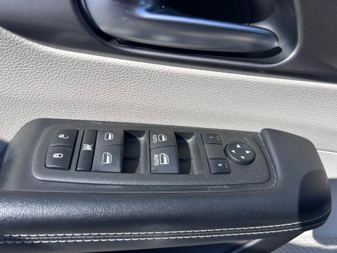 Used 2022 Chrysler Pacifica Touring-L image 19