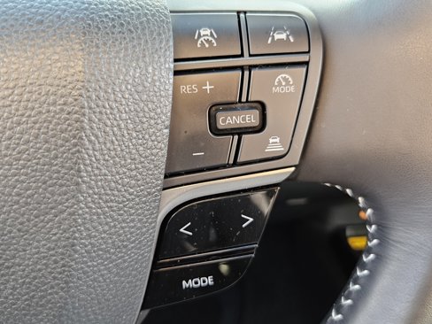 Used 2025 Toyota Camry SE image 31