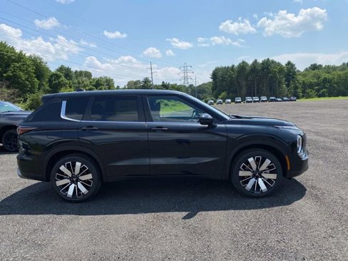 New 2025 Mitsubishi Outlander AWD image 2