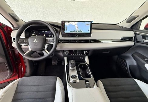 New 2025 Mitsubishi Outlander SE image 6