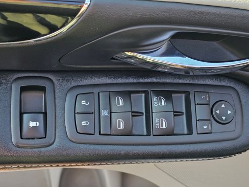 Used 2017 Dodge Grand Caravan SXT image 13