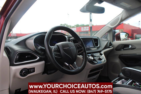 Used 2020 Chrysler Pacifica Touring-L image 10