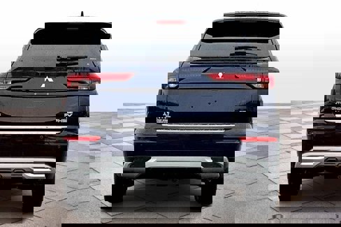 New 2025 Mitsubishi Outlander SE image 4