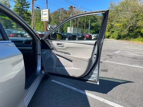 Used 2016 Toyota Camry SE image 12