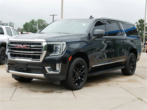 Used 2023 GMC Yukon XL SLT image 3