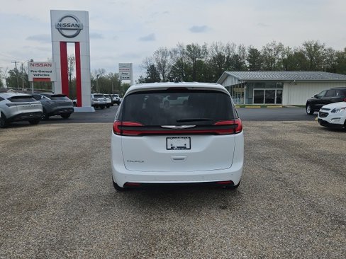 New 2025 Chrysler Pacifica Select w/ Uconnect Theater Family Group image 8