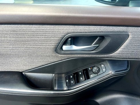 Used 2021 Nissan Rogue SV image 16