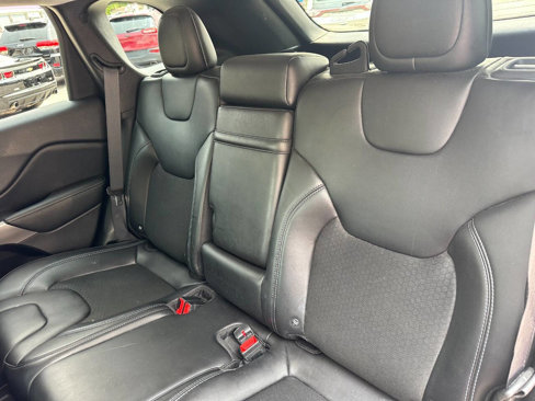 Used 2019 Jeep Cherokee Latitude Plus w/ Cold Weather Group image 11