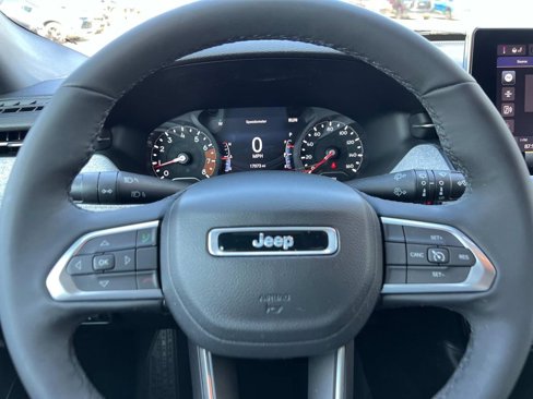 Used 2023 Jeep Compass Latitude image 14