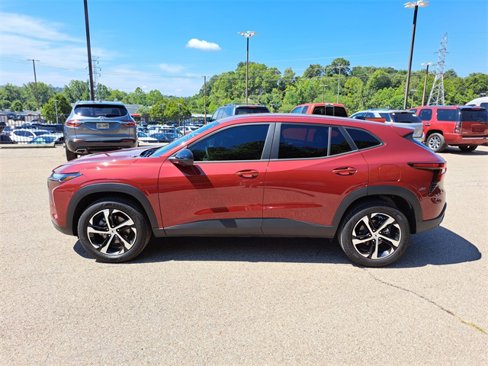 Used 2025 Chevrolet Trax RS w/ Driver Confidence Package image 2