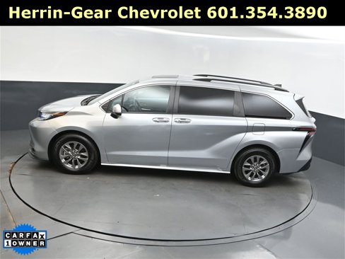 Used 2023 Toyota Sienna XLE image 31