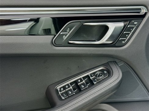 Certified 2024 Porsche Macan image 15