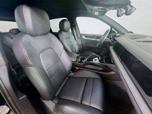 Used 2025 Porsche Cayenne image 31