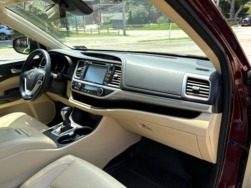 Used 2017 Toyota Highlander XLE image 22