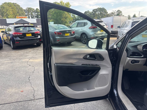 Used 2021 Chrysler Pacifica Touring-L image 8