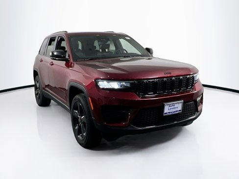 Used 2023 Jeep Grand Cherokee Altitude image 3