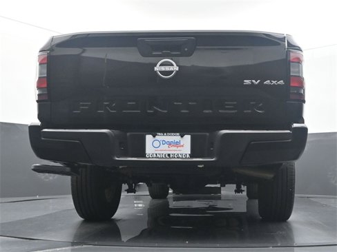 Used 2024 Nissan Frontier SV image 10