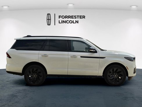 New 2025 Lincoln Navigator Reserve image 2