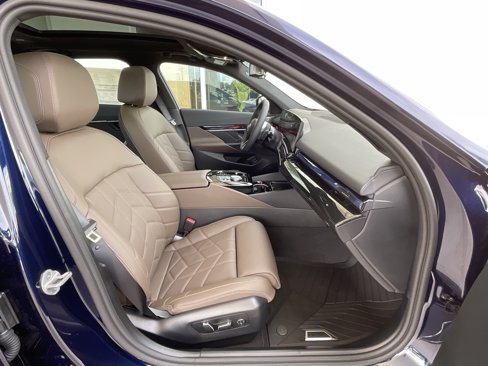 New 2026 BMW 550e xDrive image 21