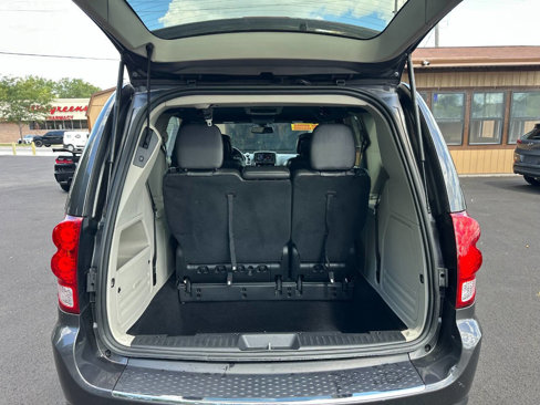 Used 2019 Dodge Grand Caravan SXT w/ Driver Convenience Group image 5