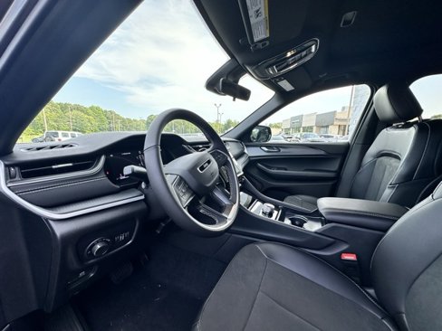 New 2025 Jeep Grand Cherokee Altitude image 11