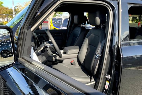New 2025 Land Rover Defender 130 X-Dynamic SE image 9
