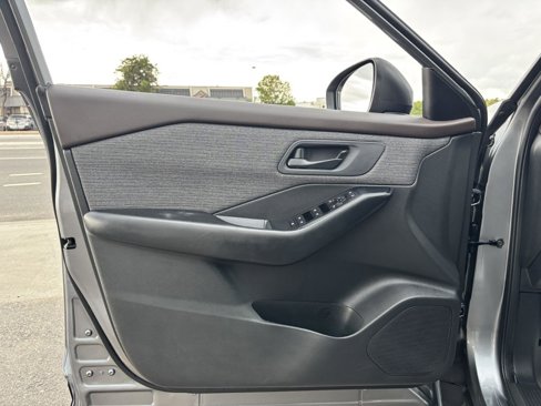 Used 2023 Nissan Rogue S image 15
