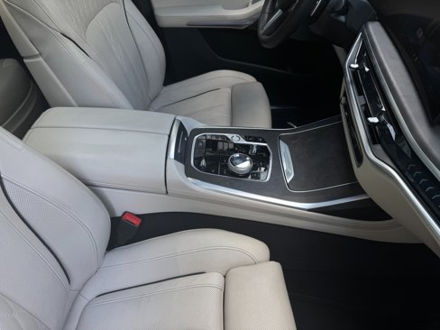 Used 2025 BMW X7 xDrive40i w/ M Sport Package image 25