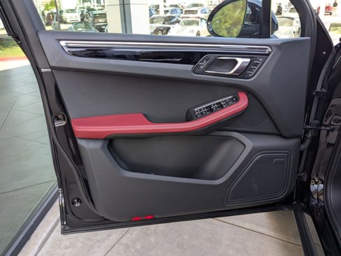 Certified 2025 Porsche Macan image 13