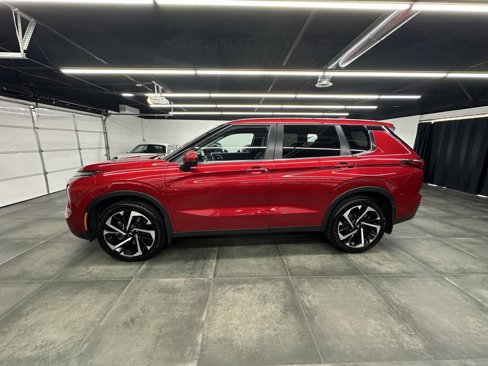 Used 2024 Mitsubishi Outlander SE image 3